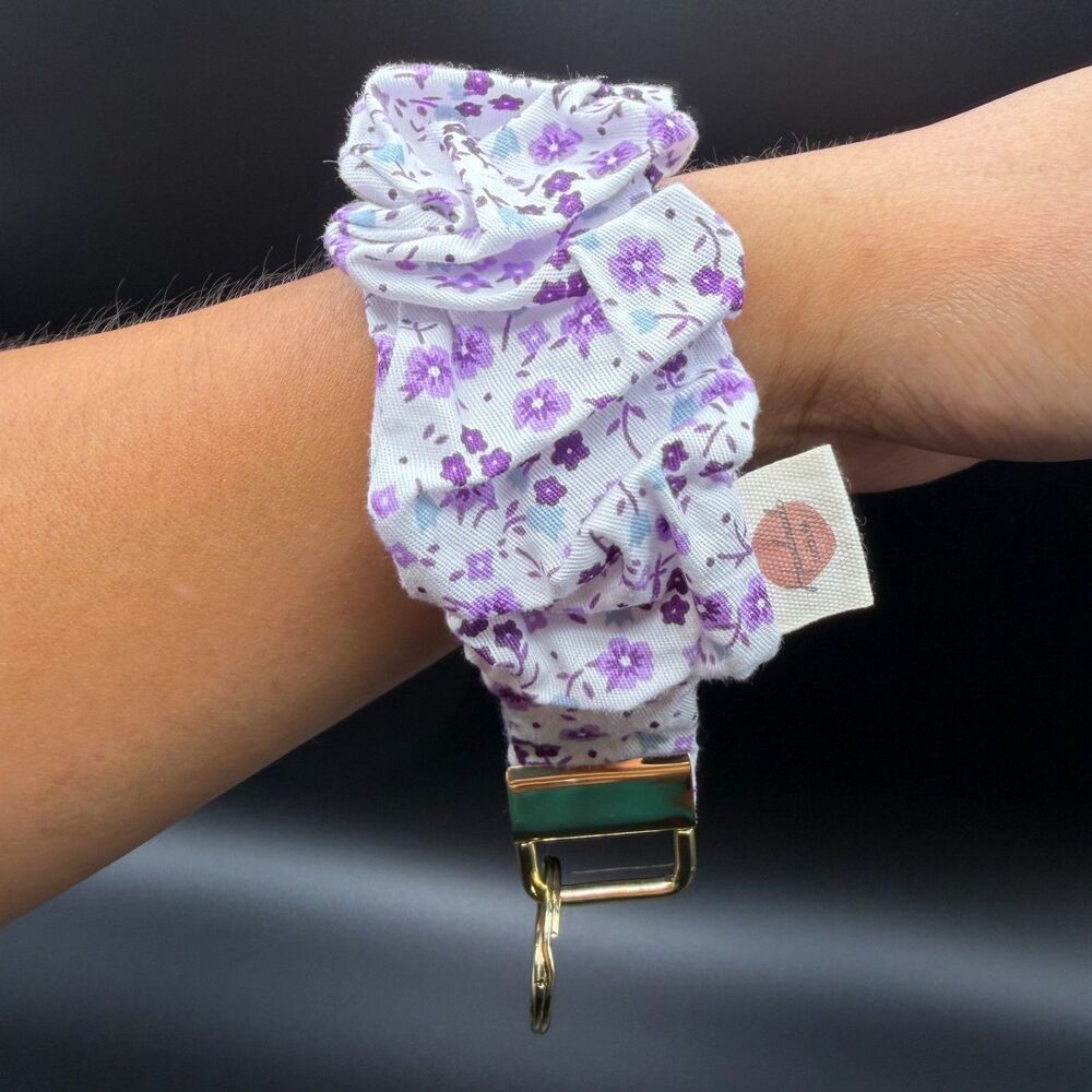 Handmade One Sz Scrunchie Key Fob Wristlet Womens Purple Floral Cotton Key ring